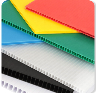 Papelão plástico ondulado